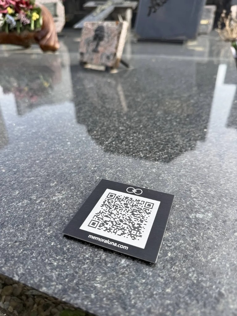 Plaque QR code Memoraluna posée sur le granit d'une sépulture