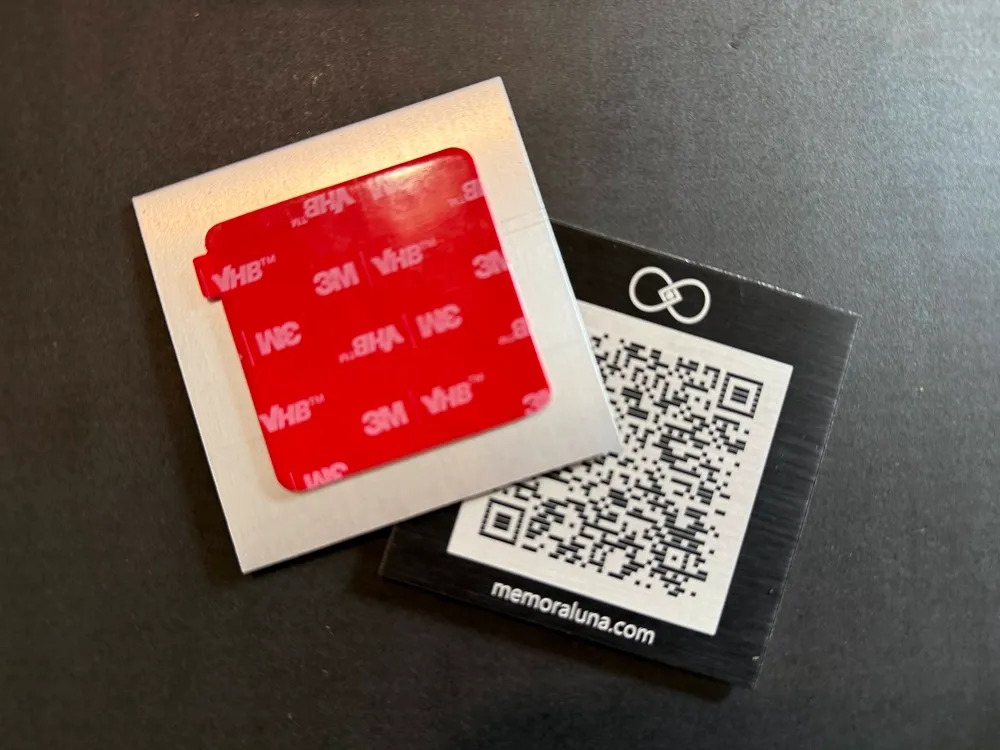 Adhésif 3M VHB fourni avec la plaque commémorative QR code